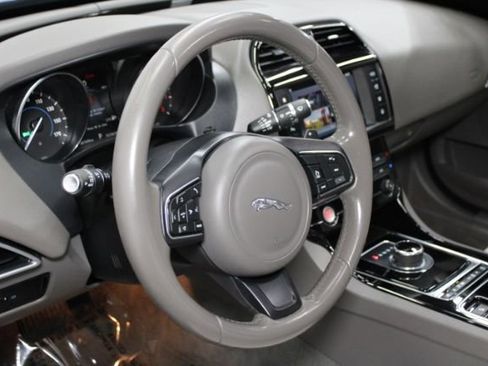 Used 2017 Jaguar XE Premium image 14