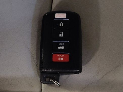 Used 2015 Toyota Camry XLE image 32