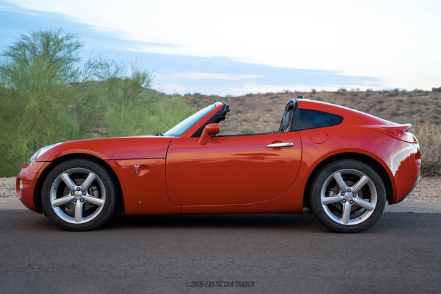 Used 2009 Pontiac Solstice Coupe RWD image 3