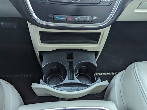 Used 2013 Chrysler Town & Country Touring image 25