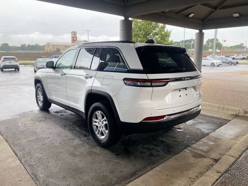 Used 2023 Jeep Grand Cherokee Laredo RWD image 5