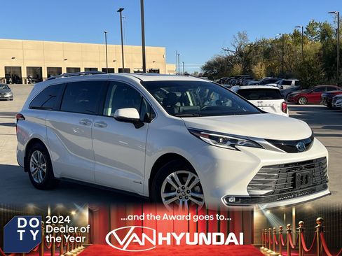 Used 2021 Toyota Sienna Platinum image 1