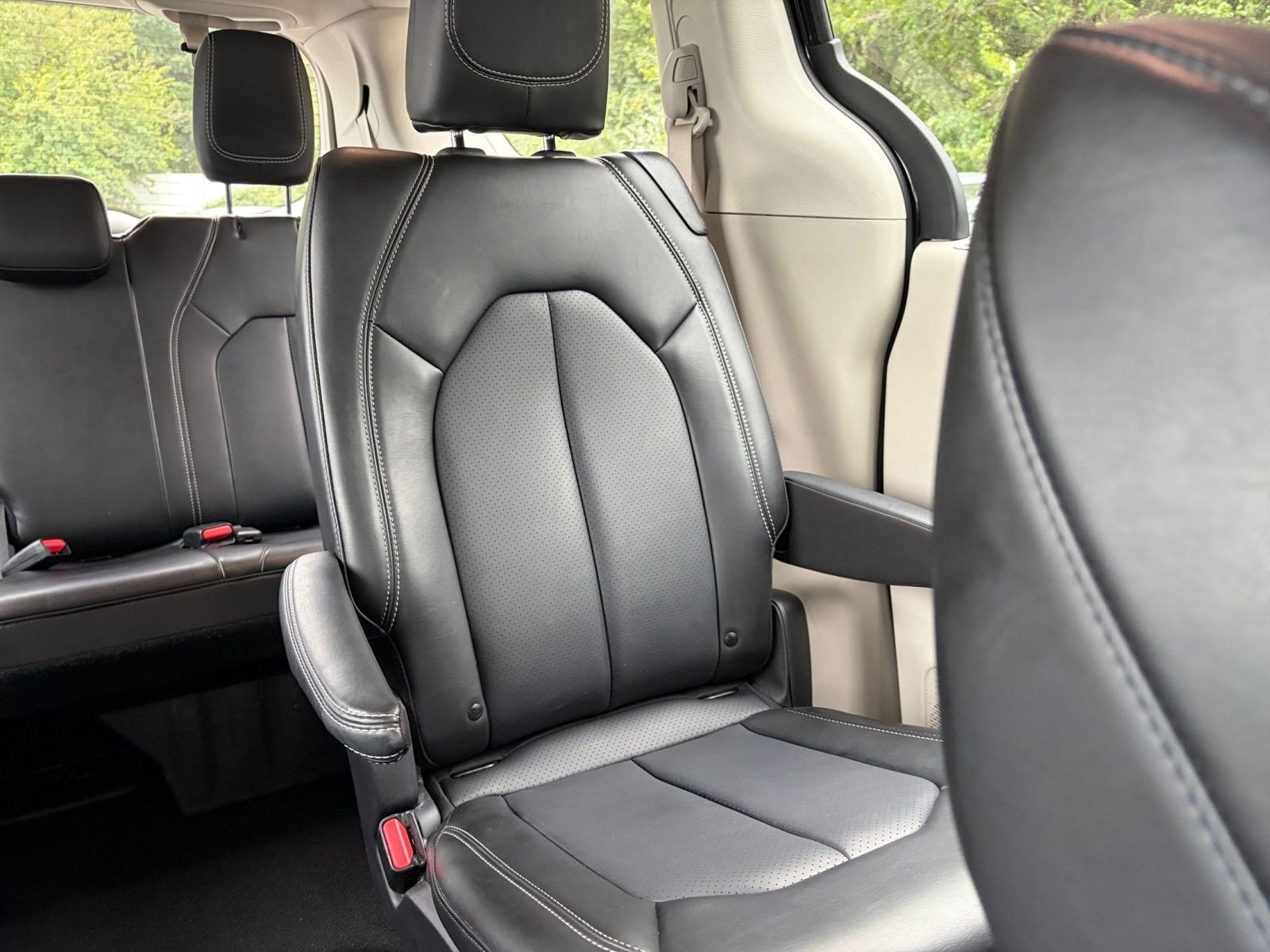 Used 2024 Chrysler Pacifica Touring-L FWD image 38