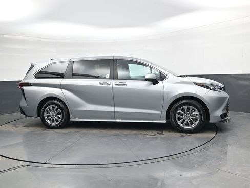 Used 2025 Toyota Sienna XLE image 3