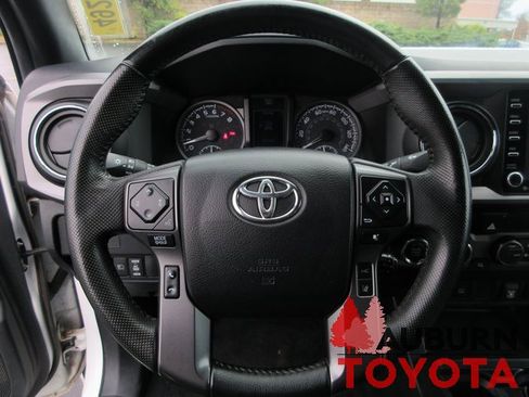 Used 2022 Toyota Tacoma TRD Off-Road image 12