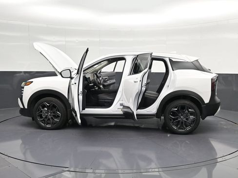 Used 2025 Nissan Kicks SR FWD image 42