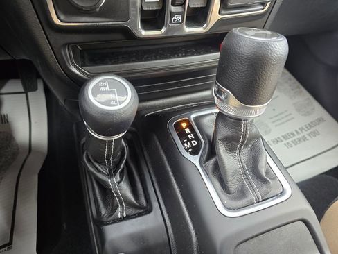 Used 2021 Jeep Wrangler Unlimited Sahara w/ Uconnect 4C Nav & Sound Group AWD/4WD image 23