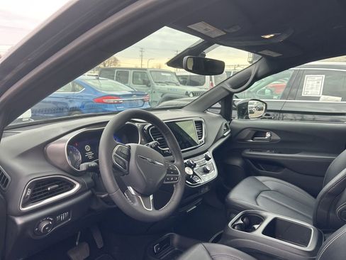Used 2025 Chrysler Pacifica Select image 10