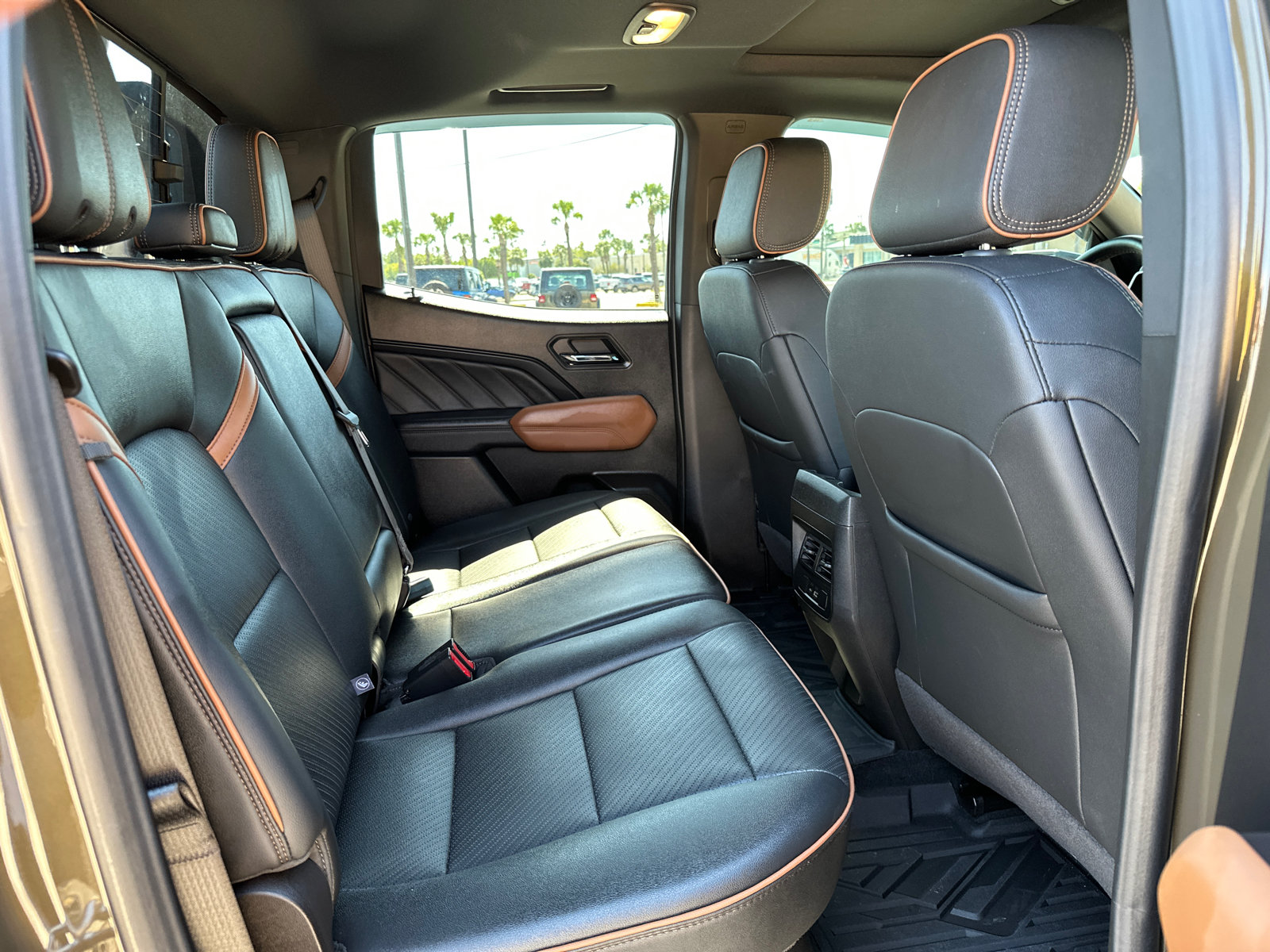 Used 2025 GMC Canyon AT4 w/ Nightfall Edition AWD/4WD image 18