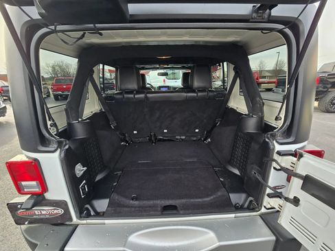Used 2018 Jeep Wrangler Unlimited Sahara w/ Connectivity Group AWD/4WD image 15