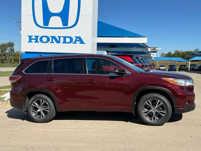Used 2016 Toyota Highlander XLE AWD/4WD image 2