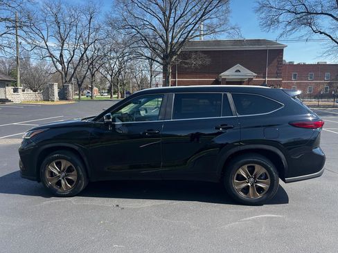Used 2023 Toyota Highlander Bronze Edition image 3