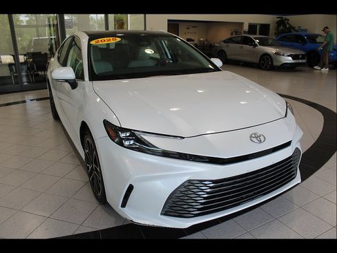 Used 2025 Toyota Camry XLE AWD/4WD image 3