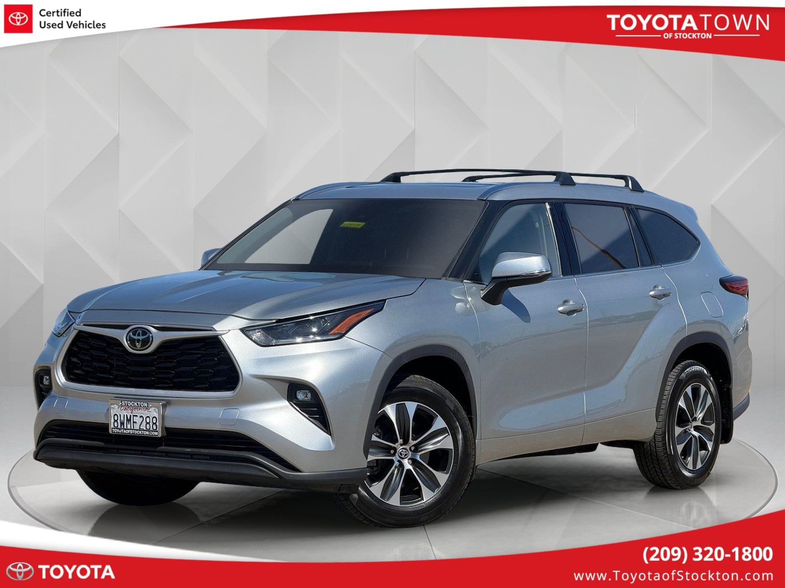Certified 2021 Toyota Highlander XLE AWD/4WD image 1