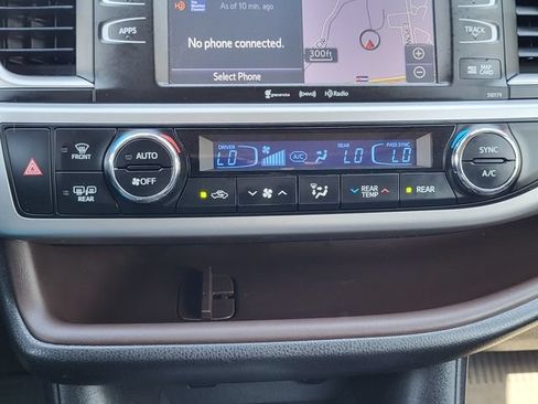 Used 2018 Toyota Highlander XLE AWD/4WD image 17