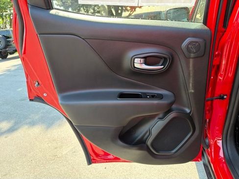 Used 2022 Jeep Renegade Latitude w/ Sun/Sound Group AWD/4WD image 15