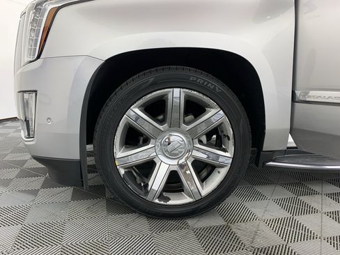 Used 2019 Cadillac Escalade Luxury image 12
