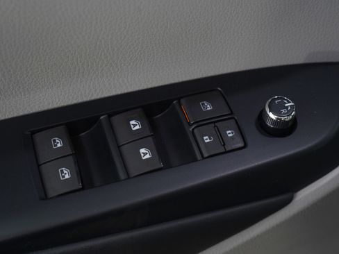 Used 2019 Toyota Highlander XLE image 24