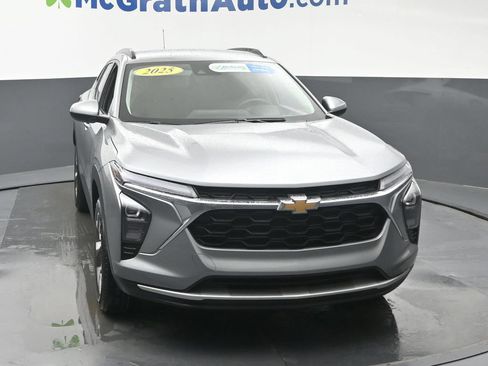 Used 2025 Chevrolet Trax LT w/ LT Convenience Package FWD image 5