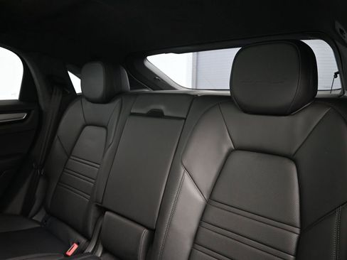 Certified 2022 Porsche Cayenne Turbo S AWD/4WD image 6
