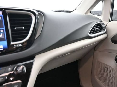 Used 2024 Chrysler Pacifica Touring-L FWD image 28