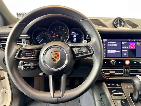 Used 2025 Porsche Macan image 12