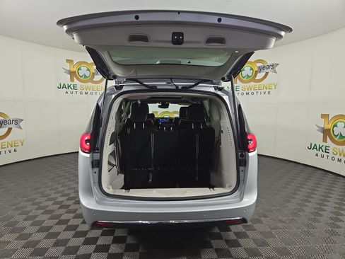 Used 2024 Chrysler Pacifica Limited FWD image 35