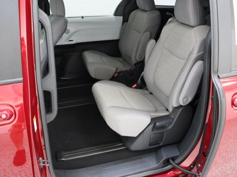 Used 2025 Toyota Sienna LE image 27