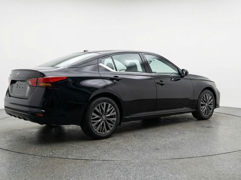 Used 2025 Nissan Altima 2.5 SV FWD image 9