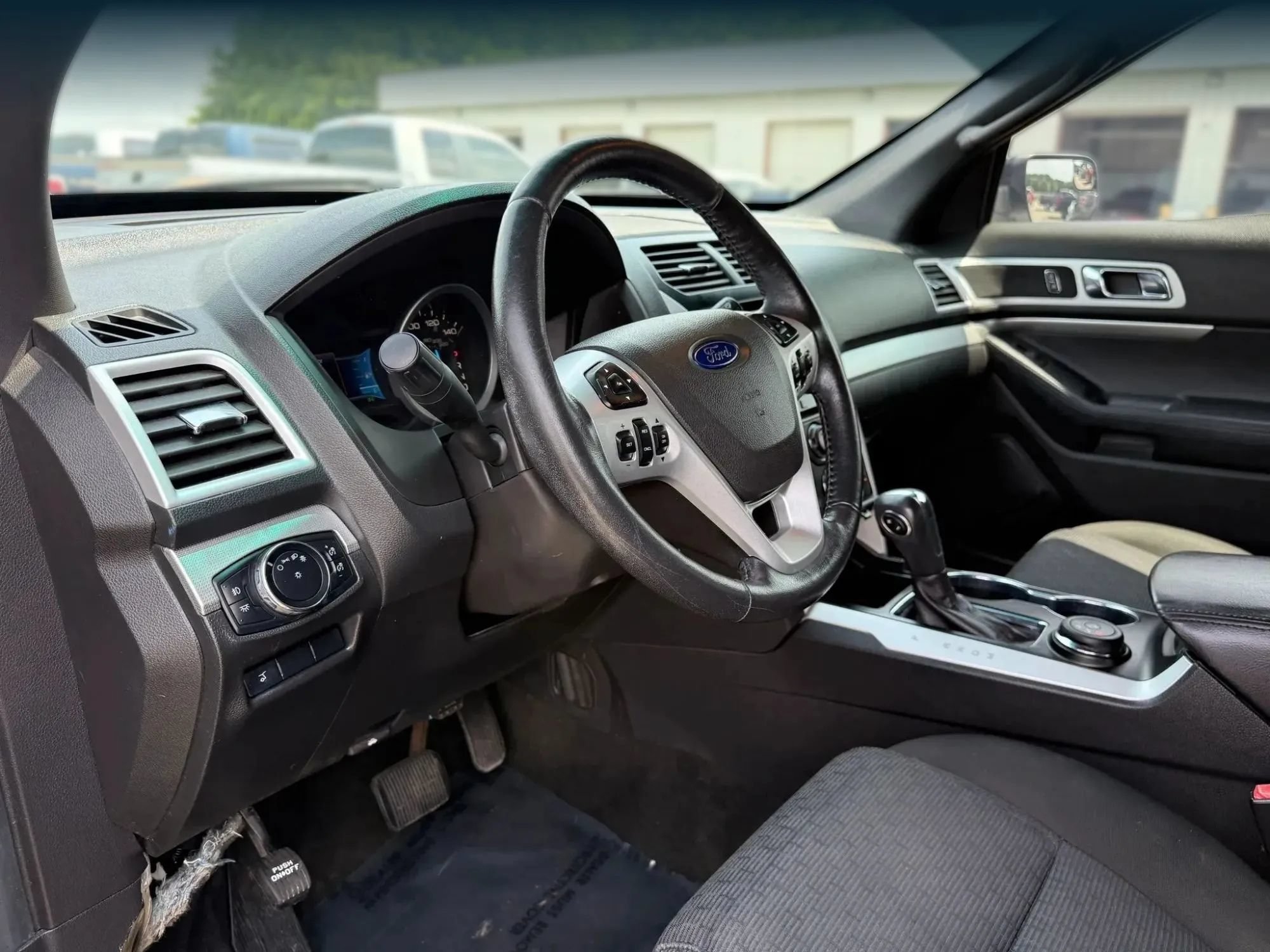 Used 2015 Ford Explorer XLT w/ Equipment Group 201A AWD/4WD image 17
