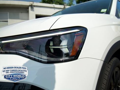 Used 2025 Volkswagen Taos SE w/ Panoramic Sunroof Package FWD image 8