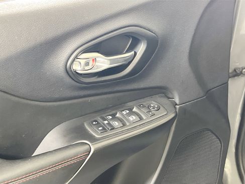 Used 2022 Jeep Cherokee Trailhawk AWD/4WD image 17