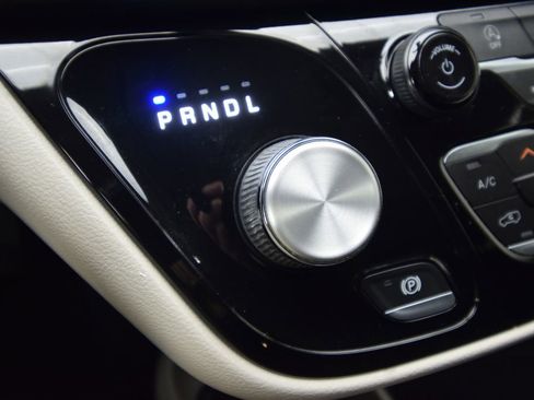 Used 2022 Chrysler Voyager LX image 23