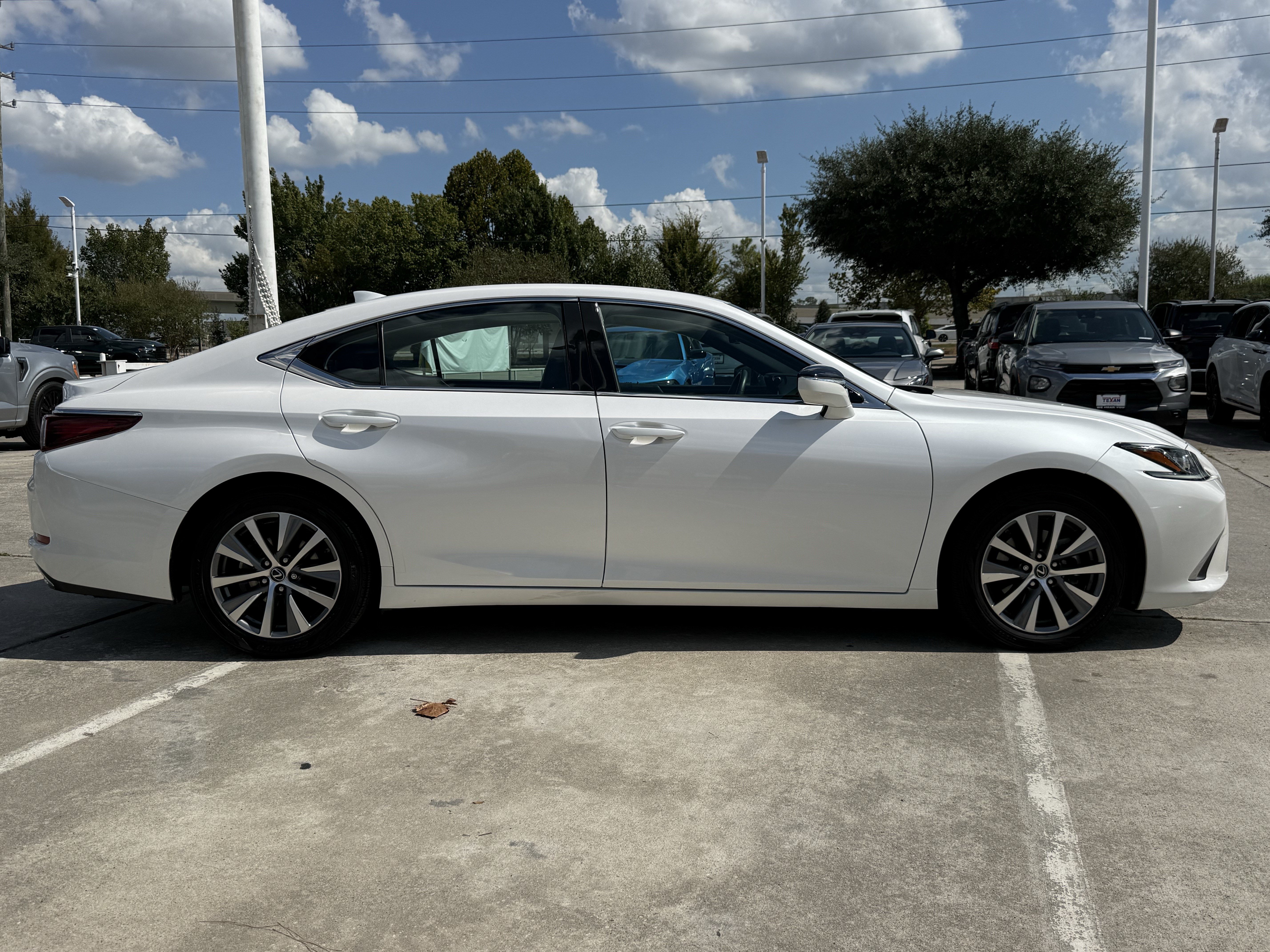 Used 2021 Lexus ES 350 w/ Accessory Package FWD image 3