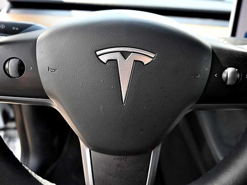 Used 2021 Tesla Model Y Long Range AWD/4WD image 19