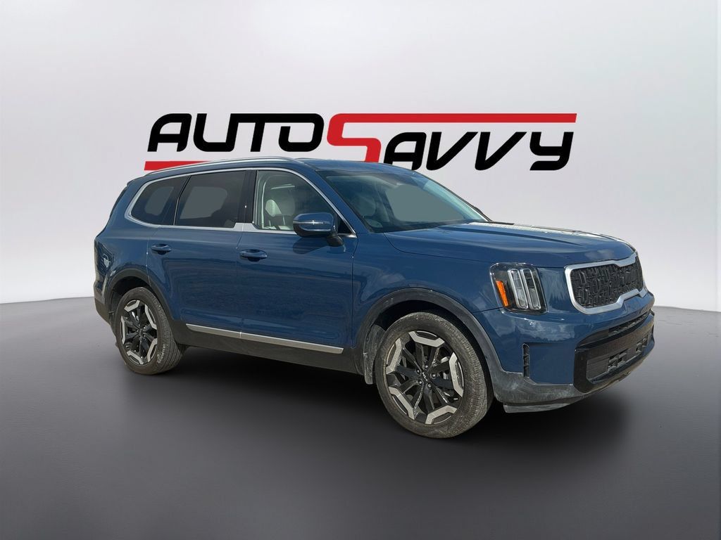 Used 2023 Kia Telluride EX w/ EX Captain's Chair Package FWD image 3