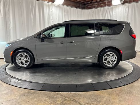 Used 2023 Chrysler Pacifica Limited FWD image 6