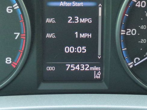 Used 2018 Toyota RAV4 LE FWD image 24