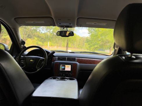 Used 2008 Chevrolet Suburban LT w/ LT Preferred Equipment Group RWD image 6