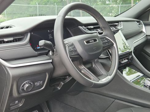 Used 2024 Jeep Grand Cherokee Laredo RWD image 10