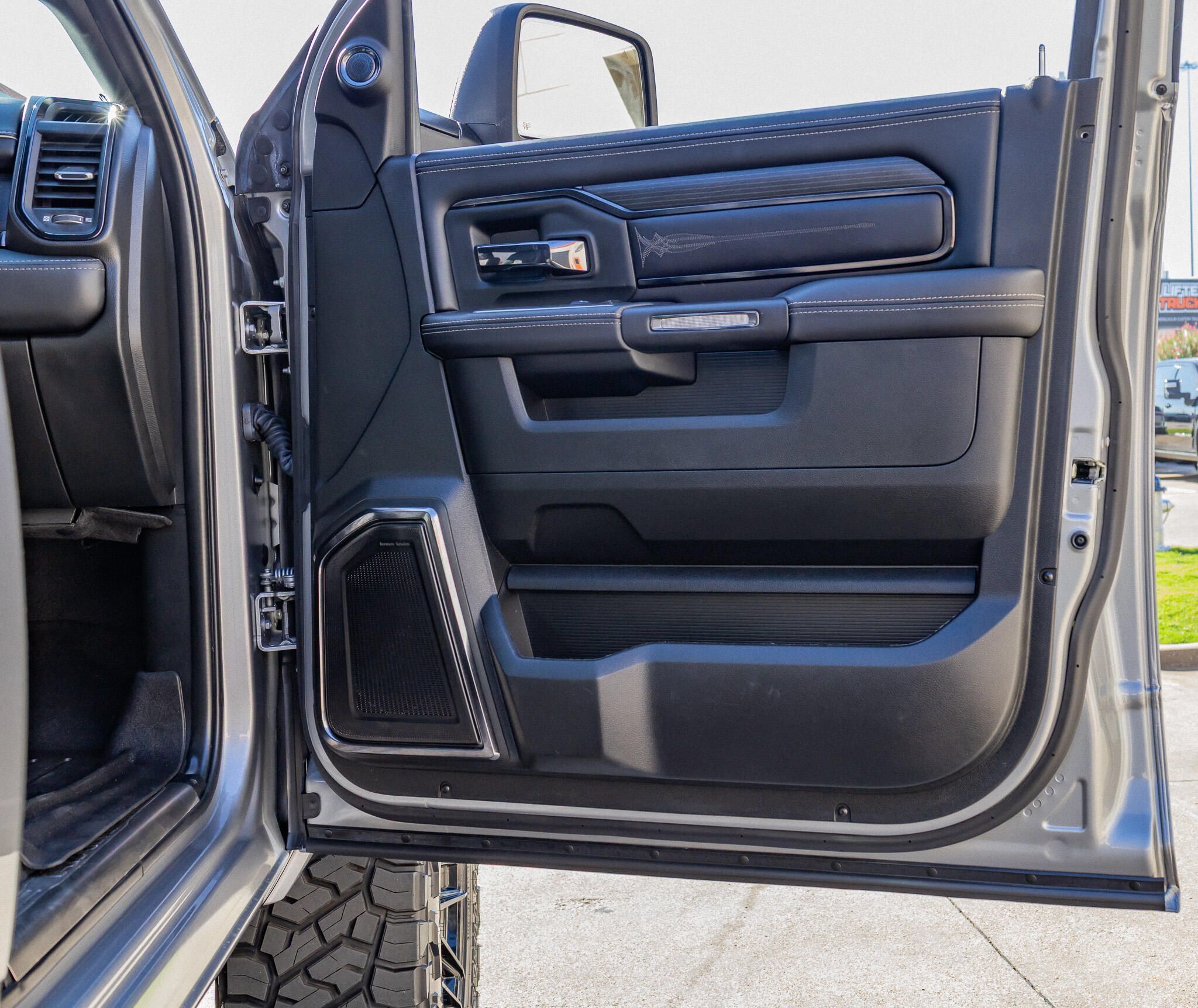 Used 2024 RAM 2500 Limited AWD/4WD image 39