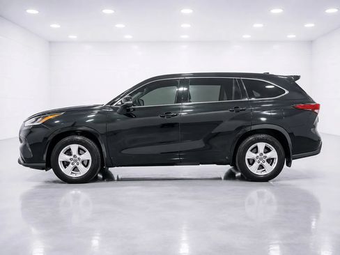 Used 2021 Toyota Highlander LE AWD/4WD image 2