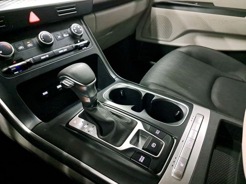 Used 2024 Kia Carnival LX image 28