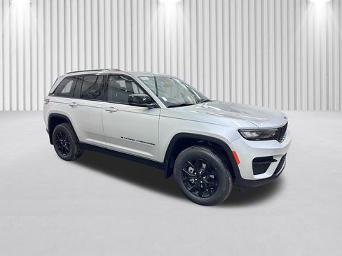 New 2025 Jeep Grand Cherokee Laredo image 2