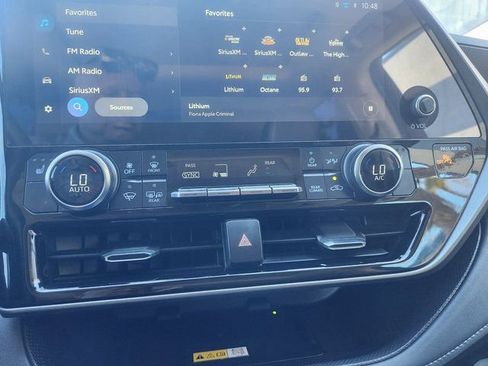 Used 2025 Toyota Highlander XLE image 25