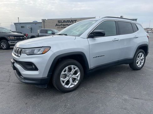 Used 2024 Jeep Compass Latitude AWD/4WD image 4