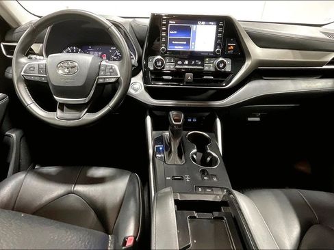 Used 2022 Toyota Highlander XLE image 18