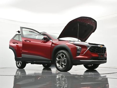 Certified 2025 Chevrolet Trax LT w/ LT Convenience Package image 49