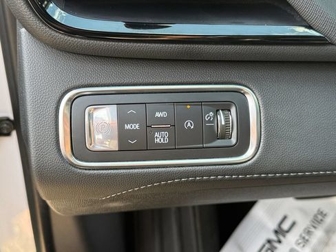 Used 2025 Buick Enclave Preferred AWD/4WD image 19