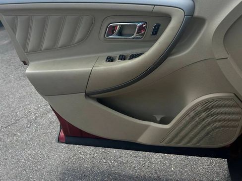 Used 2015 Ford Taurus SEL image 15